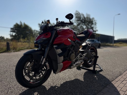 Ducati Naked Streetfighter V4